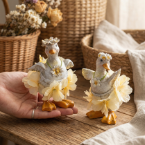 Artikel Dekorative Entenfiguren aus Kunstharz in Blumenkleidern, 11 cm, 2er-Set für Frühling und Sommer
