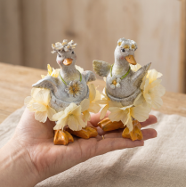 Artikel Dekorative Entenfiguren aus Kunstharz in Blumenkleidern, 11 cm, 2er-Set für Frühling und Sommer