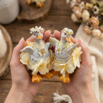 Artikel Dekorative Entenfiguren aus Kunstharz in Blumenkleidern, 11 cm, 2er-Set für Frühling und Sommer