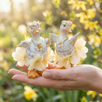 Artikel Dekorative Entenfiguren aus Kunstharz in Blumenkleidern, 11 cm, 2er-Set für Frühling und Sommer