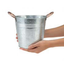 Artikel Metall-Blumentopf Eimer mit Griffen, Ø19cm H17cm, verzinkt, silberfarben mit kupferfarbenen Griffen