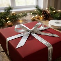 Artikel Weihnachtsband aus Polyester, 10mm x 20m, Silber-Weiss mit „Merry Christmas“-Motiv für Dekoration und Geschenkverpackung