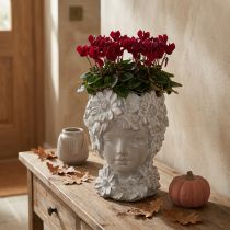 Artikel Büste aus Steinguss – Frau mit Blumenmotiv, grauer Übertopf H21,5 cm für Innen- und Aussenbereich