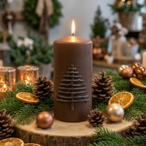 Artikel Weihnachtskerze aus Wachs Dunkelbraun mit Tannenbaum Ø70x150mm für Adventsdeko