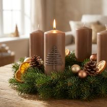Artikel Braune Weihnachtskerze aus Wachs mit Tannenbaum-Motiv, Ø70x150mm, Advent