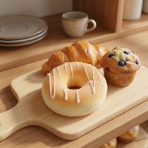 Artikel Deko Donut aus Kunststoff, künstliche Nachbildung, Durchmesser 8 cm, Creme und Orangebraun, für Cafés und Schaufenster