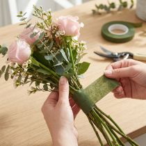 Artikel OASIS® selbstklebendes Blumenband 13mm x 27,5m Moosgrün 2 Rollen
