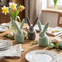 Artikel Osterhasen-Deko aus Kunststoff mit Perlenkette, 13 cm, Grün und Braun, 3er-Set, für Tisch und Wohnung