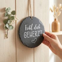 Artikel Schieferplatte rund mit Gravur "Fühl dich geherzt" Ø20 cm zum Hängen, schwarz