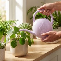 Artikel Gießkanne aus Kunststoff 1,8 Liter Flieder mit Blumenmotiv für Zimmerpflanzen