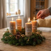 Artikel Adventskerzen 4er-Set, Naturwachs-Stumpenkerzen, Ø60mm, Höhe 130mm, Hellbraun mit „Merry Christmas“-Aufschrift