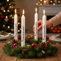Artikel Weisse Stabkerzen mit Schriftzug „Frohe Weihnachten“, Wachs, 25cm, 4 Stück
