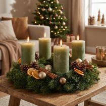 Artikel Stumpenkerzen Olivgrün durchgefärbt 85×120mm 2er-Set für Adventskranz und Tischdeko