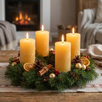Artikel Rustikale durchgefärbte Stumpenkerzen Gelb 70x140 mm, 4er Set für Adventskranz und Dekoration