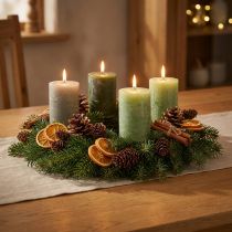 Artikel Stumpenkerzen durchgefärbt 70x100mm Grün mit drei Schattierungen im 12er-Set für Dekoration und Advent