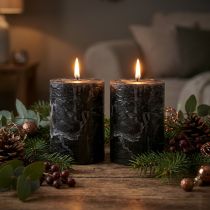 Artikel Schwarze durchgefärbte Stumpenkerzen aus Wachs 85x120mm im 2er-Set für rustikale Tischdekoration
