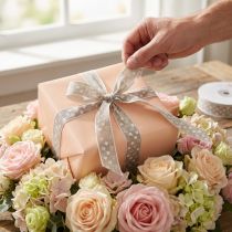Artikel Geschenkband aus Polyethersulfon mit Herzmotiv Beige 25 mm x 15 m