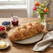 Artikel Deko-Brot Kunststoff Hefezopf 30cm mit Sesam für Ausstellungs- und Schaufensterdekoration