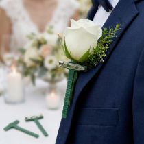 Artikel Hochzeitsanstecker Kunststoff grün-silber 2,6cm x 5cm mit Sicherheitsnadel - 50 Stück