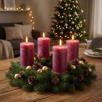 Artikel Durchgefärbte Wachsstumpenkerzen Set 4 Stück Berry 70x120mm – Tischdekoration und Festlichkeiten
