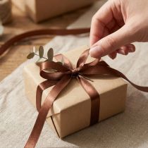 Artikel Braunes Satinband 6 mm x 50 m – Geschenk- und Dekoband für Innenbereich
