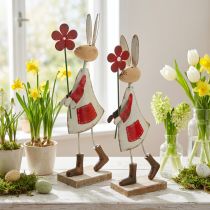 Artikel Osterdekoration aus Metall und Holz – Hasen mit Blumen, Rot-Beige, H21cm, 2er-Set, für Frühlings- und Tischdeko