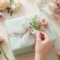 Artikel Geschenkband aus Polyester mit floralem Design, Rosa-Weiss, 15m x 4cm