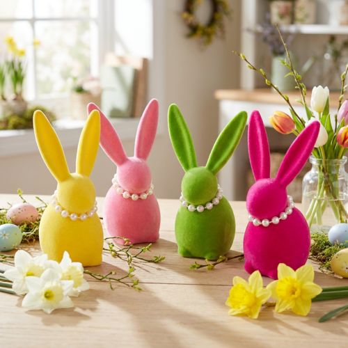 Deko-Osterhasen aus Kunststoff mit Samt und Perlenkette, 13 cm, bunt, 4er-Set für Innen | Floristik24.ch