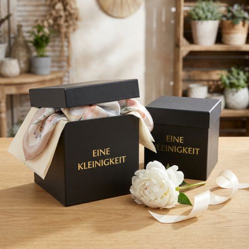Geschenkbox aus Karton „Eine Kleinigkeit“ Schwarz mit Goldprägung 14/12cm - 2er-Set | Floristik24.ch