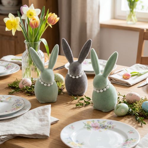 Osterhasen-Deko aus Kunststoff mit Perlenkette, 13 cm, Grün und Braun, 3er-Set, für Tisch und Wohnung | Floristik24.ch