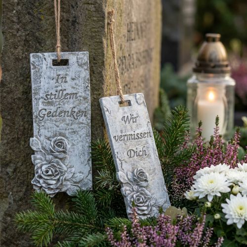 Grabschmuck Anhänger mit Rosen und Trauerspruch aus Polyresin 11,5×5 cm Grau Weiss 4 Stück | Floristik24.ch