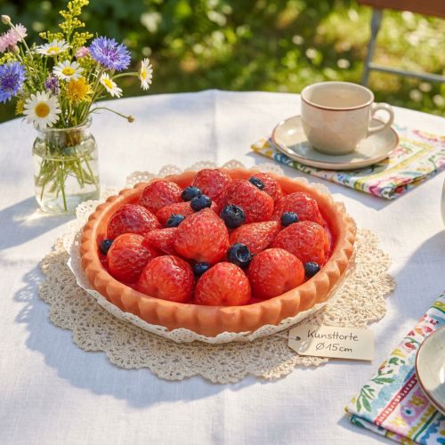 Deko-Erdbeertorte Ø15 cm aus Kunststoff für Schaufenster- und Kuchendekoration | Floristik24.ch