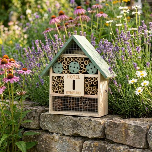 Insektenhotel aus Holz mit grünem Satteldach 26,5x9x31cm für den Aussenbereich | Floristik24.ch