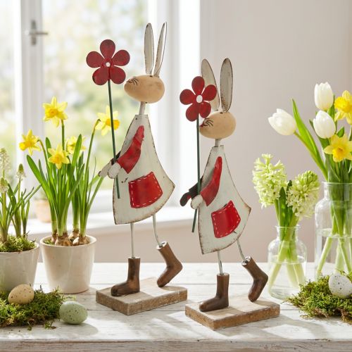 Osterdekoration aus Metall und Holz – Hasen mit Blumen, Rot-Beige, H21cm, 2er-Set, für Frühlings- und Tischdeko | Floristik24.ch