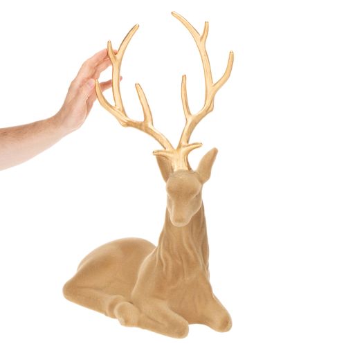 Dekofigur liegender Hirsch aus beflocktem Kunststoff 58 cm hellbraun mit goldfarbenem Geweih | Floristik24.ch