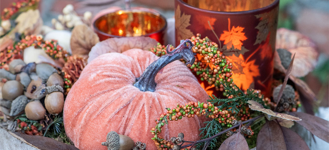 Dekoration mit Kürbis & Drachen