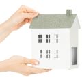 Dekohaus Weiss Metall Hausform mit Fenstern und Schornstein 22cm | Floristik24.ch