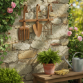 Hakenleiste aus Metall mit Edelrost, 3 Haken, Gartenwerkzeug-Motiv, Länge 33,5 cm | Floristik24.ch