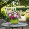 Dekorative Teekanne aus Metall, apfelgrün, Ø12 cm, Blumenvase für Innenbereich | Floristik24.ch