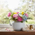 Deko-Teekanne aus Metall Weiss Ø12cm H10cm mit Henkel H16cm als Übertopf und Blumendeko | Floristik24.ch