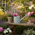 Metall Giesskanne Silbergrau L53cm H29cm für Gartendeko und Blumenarrangements | Floristik24.ch