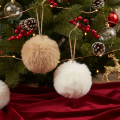 Deko-Pompons aus Kunstfell zum Aufhängen 7 cm Weiss und Beige 6 Stück | Floristik24.ch