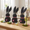 Tischdekoration Osterhase aus Filz Schwarz 45cm mit Herz und Pompons 3er-Set | Floristik24.ch