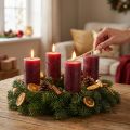 Durchgefärbte Adventskerzen aus Wachs im Rustic-Look 110×60mm Burgund 4er-Set | Floristik24.ch