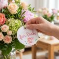 Geschenkanhänger Holz Ø6.5cm mit Sprüchen und Blumenmotiv, 12 Stück, Weiss-Rot-Rosa-Grün | Floristik24.ch