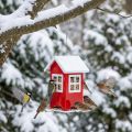 Vogelfutterhaus aus Metall Rot-Weiss 19cm mit Aufhängung für Garten | Floristik24.ch