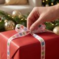 Geschenkband aus Polyester mit Geschenkpaket-Motiven 15mm x 18m für Weihnachtsdekoration | Floristik24.ch