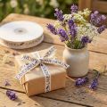 Geschenkband aus Baumwolle mit Lavendel-Motiv 15mm x 15m für Dekorationen | Floristik24.ch