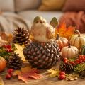 Herbstdeko Vogelfigur aus Polyresin mit Zapfen-Motiv H19cm Braun-Beige | Floristik24.ch
