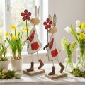 Osterdekoration aus Metall und Holz – Hasen mit Blumen, Rot-Beige, H21cm, 2er-Set, für Frühlings- und Tischdeko | Floristik24.ch